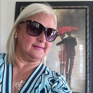 Meet your Posher, Laurie